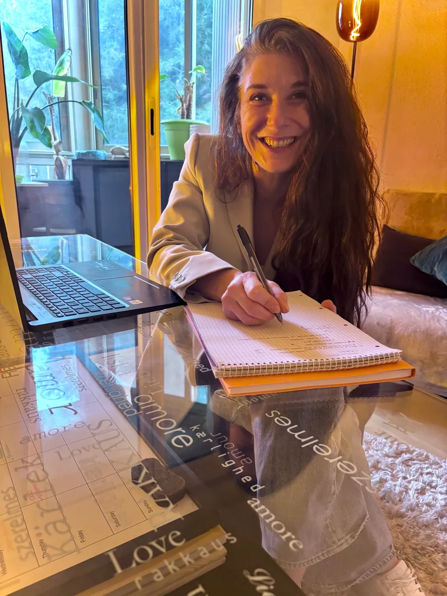 Roxane Cavaillès, souriante, carnet à la main, dans son cabinet