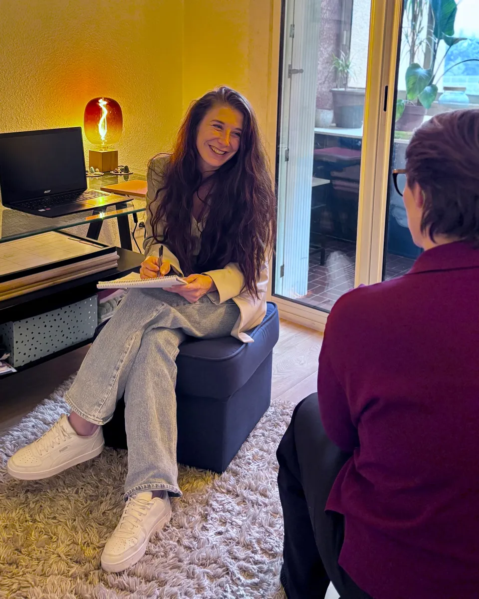 Roxane Cavaillès en séance, assise face à une personne